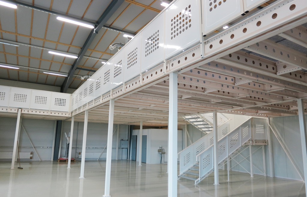 Välitaso myymälässä lisäämässä myynti- ja varastotilaa liiketilassa.