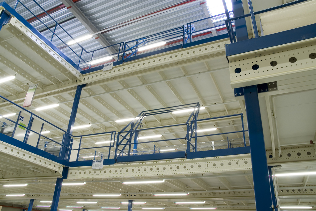 kippiportti tavaran siirtoon kaksikerroksisessa välitasossa