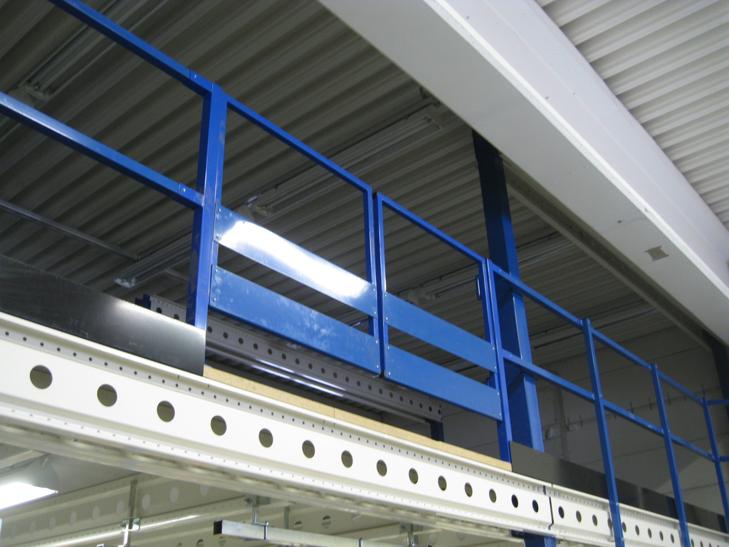 trukkiportti varaston välitasolla