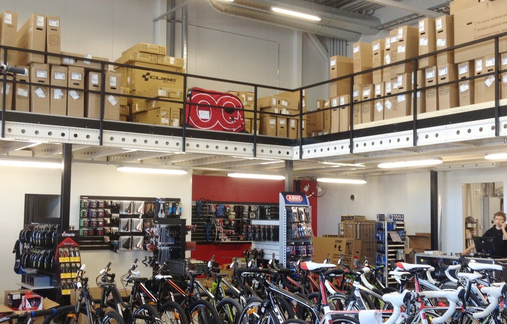 Välitaso myymälässä lisäämässä myynti- ja varastotilaa.