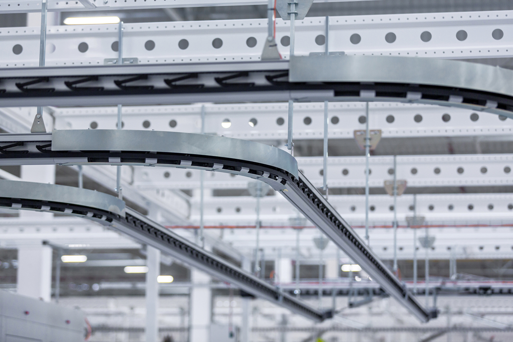 Kuljetin kiinnitetty teräsrunkoon