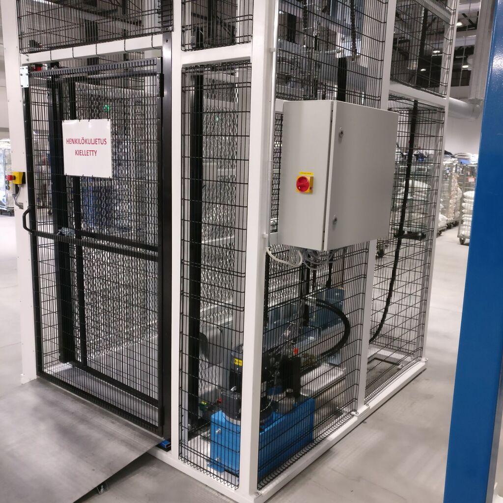 Hissinostin välitasolle tavaran nostamiseen varastossa tai logistiikkakeskuksessa.