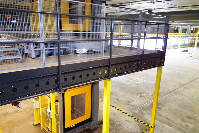 Välitaso teollisuushallissa. Välitasossa on tavarahissi